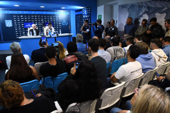 Buenos Aires, Argentina.- En las fotos tomadas el 18 de diciembre del 2023, Gustavo Costas, fue presentado como director técnico de Racing, durante una conferencia de prensa. Costas, expresó su ilusión de "lograr títulos internacionales" en su regreso al club de Avellaneda, donde afrontará su tercer ciclo con "una institución cambiada para bien". "Tenemos que dar ese salto, vine para llevar a Racing a lo más alto. Creo que todos tenemos el mismo objetivo: dirigentes, cuerpo técnico, jugadores e hinchas".