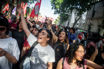 Buenos Aires, Argentina.- En las fotos tomadas el 20 de diciembre del 2023, los movimientos populares y organizaciones sociales de Unidad Piquetera (UP) en la Plaza de Mayo participaron de una jornada "contra el ajuste económico" del gobierno de Javier Milei. La ministra de Seguridad, Patricia Bullrich, informó al finalizar la jornada que tan solo un policía resultó herido en las protestas que congregaron a 3.000 personas. Dos hombres fueron detenidos.