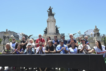 Buenos Aires, Argentina.- En las fotos tomadas el 26 de diciembre del 2023, el Frente de Organizaciones en Lucha (FOL) y la UTEP junto a ATE anunciaron que se suma a la marcha convocada para mañana a Tribunales por la CGT, las dos CTA y los movimientos sociales, en rechazo al decreto de necesidad y urgencia (DNU) dictado por el Poder Ejecutivo, que apunta a desregular la economía, entre otras medidas.