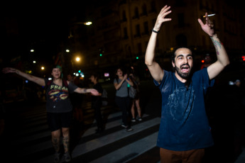 Buenos Aires, Argentina.- En las fotos tomadas el 27 de diciembre del 2023, vecinos autoconvocados se manifestaron frente al Congreso de la Nación y en diversos puntos del país contra las medidas del Gobierno Nacional, específicamente el megaproyecto de ley presentado este miércoles por el presidente Javier Milei, que pide al Congreso declarar la emergencia pública en materia económica, financiera, fiscal, previsional, de seguridad, defensa, tarifaria, energética, sanitaria, administrativa y social hasta el 31 de diciembre de 2025.