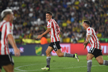 Buenos Aires, Argentina.- En las fotos tomadas el 13 de diciembre del 2023, Estudiantes de La Plata le ganó 1-0 a Defensa y Justicia y se coronó campeón de la Copa Argentina en el estadio Ciudad de Lanús. Es su primer título en la competición y se clasificó para la Copa Libertadores de 2024.