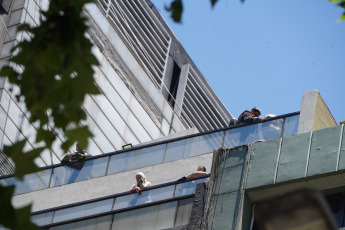 Buenos Aires, Argentina.- En las fotos tomadas el 12 de diciembre del 2023, cuerpos de bomberos combaten las llamas de un incendio que se desató en dos pisos de un edificio lindero a la sede de la Secretaría de Trabajo, Empleo y Seguridad Social, en Buenos Aires. Falleció una mujer y más de ochenta personas tuvieron que ser evacuadas y atendidas por el SAME por el feroz incendio. Los primeros datos de la investigación arrojaron que el edificio no contaba con conexión de gas, por lo que el inicio del incendio pudo ser por un desperfecto eléctrico.