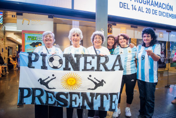 Buenos Aires, Argentina.- En las fotos tomadas el 22 de diciembre del 2023, las personas asisten al cine Gaumont para ver “México 71”, un documental que reconstruye y relata los inicios del fútbol femenino argentino que cuenta con testimonios de gran parte de la primera selección que fue a un mundial femenino de futbol y quienes se interesaron en su historia.