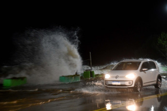 Buenos Aires, Argentina.- En las fotos tomadas el 19 de diciembre del 2023, muestra las calles inundadas por la histórica crecida del Río de la Plata en varias localidades de Buenos Aires. La fuerte crecida de las aguas del Río de la Plata, agravó la situación material de cientos de personas, que sumado al intenso temporal del pasado fin de semana, debieron buscar refugio o recibir asistencia, mientras se realizan operativos de emergencia en los municipios más afectados del conurbano, como Quilmes y Ensenada.