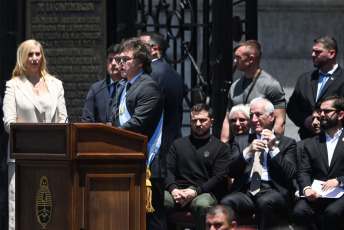 Buenos Aires.- Foto tomada el 10 de diciembre de 2023, da un discurso afuera del Congreso presidente Javier Milei junto a Volodomy Zelenski. Milei afirmó que "hoy comienza una nueva era en la Argentina" y "damos por terminada una larga y triste historia de decadencia y declive, y comenzamos el camino de reconstrucción de nuestro país" desde las escalinatas del Congreso nacional, acompañado por la vicepresidenta Victoria Villarruel, sus funcionarios designados e integrantes de las delegaciones extranjeras, entre ellos el presidente de Ucrania, Volodimir Zelenski.