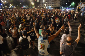 Buenos Aires, Argentina.- En las fotos tomadas el 22 de diciembre del 2023, personas autoconvocadas se concentraron en el Congreso, Plaza de Mayo y distintos puntos del país, custodiadas por la policía, para manifestarse por segunda noche consecutiva en rechazo al Decreto de Necesidad y Urgencia (DNU) anunciado por el presidente Javier Milei.