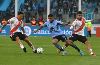 Córdoba, Argentina.- En las fotos tomadas el 3 de diciembre del 2023, durante el partido entre River Plate y Belgrano en el estadio Mario Alberto Kempes en un encuentro por los cuartos de final de la Copa de la Liga Profesional. River Plate venció 2-1 a Belgrano en la última jugada y avanzó a las semifinales de la Copa de la Liga. Facundo Colidio le dio la clasificación al Millonario con un gol a los 94 minutos. El último campeón del fútbol argentino espera por Rosario Central en la siguiente instancia.