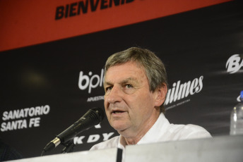 Santa Fe, Argentina.- En las fotos tomadas el 28 de diciembre del 2023, Víctor Francisco Godano (foto) brindó su primera conferencia de Prensa como sucesor de José Néstor Vignatti en la Presidencia del Club Atlético Colón, de cara a la temporada 2024. Godano, también presentó al recientemente incorpordado DT Ivan Delfino, quien afirmó, "estamos en el lugar en que queremos estar, eso te da un envión para hacer las cosas bien, estoy muy contento de estar en Colón".