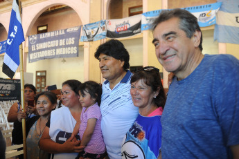 Buenos Aires, Argentina.- En las fotos tomadas el 2 de diciembre del 2023, organizaciones sindicales y sociales se reunieron junto al expresidente de Bolivia, Evo Morales (centro), en el predio de la exEsma en un encuentro de la Runasur, o Unasur de los Pueblos. Morales, anunció este domingo que gestiona un encuentro de Runasur, el bloque de organizaciones sociales latinoamericanas que impulsa, a mediados de 2024 en su país, tras la reciente reunión en Argentina en la que se recordaron los 200 años de la doctrina Monroe.