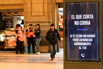 Buenos Aires, Argentina.- En las fotos tomadas el 20 de diciembre del 2023, miembros de las Fuerzas de Seguridad son desplegados en las calles de Buenos Aires en el marco de la jornada en la que está prevista una movilización desde el Congreso hacia la Plaza de Mayo. Unidad Piquetera, Polo Obrero y varios movimientos de izquierda y organizaciones sindicales realizan este miércoles la primera movilización contra el Gobierno del presidente de Argentina, Javier Milei, en rechazo a las medidas económicas anunciadas por el ministro de Economía, Luis Caputo, y al protocolo antipiquetes informado por la ministra de Seguridad, Patricia Bullrich.