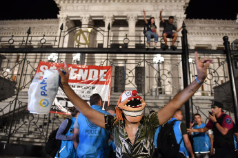 Buenos Aires, Argentina.- En las fotos tomadas el 22 de diciembre del 2023, personas autoconvocadas se concentraron en el Congreso, Plaza de Mayo y distintos puntos del país, custodiadas por la policía, para manifestarse por segunda noche consecutiva en rechazo al Decreto de Necesidad y Urgencia (DNU) anunciado por el presidente Javier Milei.