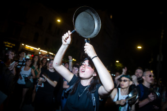 Buenos Aires, Argentina.- En las fotos tomadas el 27 de diciembre del 2023, vecinos autoconvocados se manifestaron frente al Congreso de la Nación y en diversos puntos del país contra las medidas del Gobierno Nacional, específicamente el megaproyecto de ley presentado este miércoles por el presidente Javier Milei, que pide al Congreso declarar la emergencia pública en materia económica, financiera, fiscal, previsional, de seguridad, defensa, tarifaria, energética, sanitaria, administrativa y social hasta el 31 de diciembre de 2025.