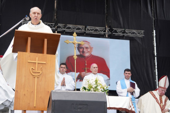 Buenos Aires, Argentina.- En las fotos tomadas el 16 de diciembre del 2023, durante la ceremonia de beatificación del cardenal Eduardo Pironio, que es encabezada por un enviado del Papa Francisco, el cardenal Francisco Vérgez Alzaga, frente la basílica de Luján. Al religioso nacido en 9 de Julio se le atribuye la cura milagrosa de un bebé, de un año y medio, Juan Manuel que, según sus padres, se curó luego de los rezos que le ofreció.