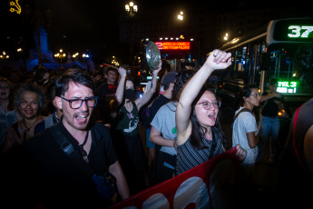 Buenos Aires, Argentina.- En las fotos tomadas el 27 de diciembre del 2023, vecinos autoconvocados se manifestaron frente al Congreso de la Nación y en diversos puntos del país contra las medidas del Gobierno Nacional, específicamente el megaproyecto de ley presentado este miércoles por el presidente Javier Milei, que pide al Congreso declarar la emergencia pública en materia económica, financiera, fiscal, previsional, de seguridad, defensa, tarifaria, energética, sanitaria, administrativa y social hasta el 31 de diciembre de 2025.