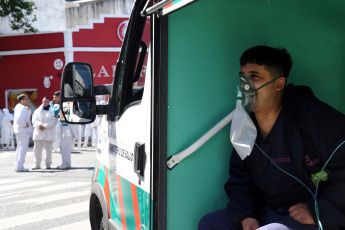 Buenos Aires, Argentina.- En las fotos tomadas el 4 de diciembre del 2023, unos 90 operarios fueron afectados por un escape de amoníaco en un frigorífico del barrio porteño de Barracas. El hecho, generó la evacuación de unas 300 personas y requirió la atención médica de al menos 90 operarios, de los cuales 17 fueron trasladados a centros hospitalarios cercanos, informaron fuentes del SAME y de la policía.