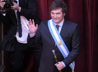 Buenos Aires.- Foto tomada el 10 de diciembre de 2023, jura de Javier Milei en el Congreso. Milei afirmó que "hoy comienza una nueva era en la Argentina" y "damos por terminada una larga y triste historia de decadencia y declive, y comenzamos el camino de reconstrucción de nuestro país" desde las escalinatas del Congreso nacional, acompañado por la vicepresidenta Victoria Villarruel, sus funcionarios designados e integrantes de las delegaciones extranjeras, entre ellos el presidente de Ucrania, Volodimir Zelenski.