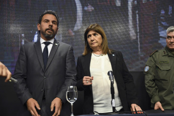 Buenos Aires, Argentina.- En las fotos tomadas el 20 de diciembre del 2023, la ministra de Seguridad, Patricia Bullrich (centro), brinda una conferencia de prensa en el marco de las protestas ocurridas en Buenos Aires. El Gobierno argentino lanzó una campaña que reza que "el que corta no cobra" con el objetivo de desalentar a todas las personas que quieran manifestarse contra la nueva administración del presidente Javier Milei ya que de tener ayudas institucionales si participa en las manifestaciones puede perderlas.