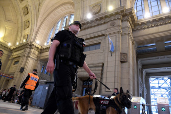 Buenos Aires, Argentina.- En las fotos tomadas el 20 de diciembre del 2023, miembros de las Fuerzas de Seguridad son desplegados en las calles de Buenos Aires en el marco de la jornada en la que está prevista una movilización desde el Congreso hacia la Plaza de Mayo. Unidad Piquetera, Polo Obrero y varios movimientos de izquierda y organizaciones sindicales realizan este miércoles la primera movilización contra el Gobierno del presidente de Argentina, Javier Milei, en rechazo a las medidas económicas anunciadas por el ministro de Economía, Luis Caputo, y al protocolo antipiquetes informado por la ministra de Seguridad, Patricia Bullrich.