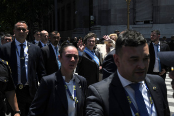 Buenos Aires.- En la foto tomada el 10 de diciembre, 2023, el presidente Javier Milei ingresó hoy a las 13.27 por primera vez como jefe de Estado a la Casa Rosada (palacio presidencial) luego de jurar el cargo este mediodía ante el Congreso Nacional.