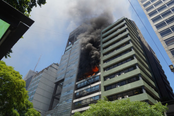 Buenos Aires, Argentina.- En las fotos tomadas el 12 de diciembre del 2023, cuerpos de bomberos combaten las llamas de un incendio que se desató en dos pisos de un edificio lindero a la sede de la Secretaría de Trabajo, Empleo y Seguridad Social, en Buenos Aires. Falleció una mujer y más de ochenta personas tuvieron que ser evacuadas y atendidas por el SAME por el feroz incendio. Los primeros datos de la investigación arrojaron que el edificio no contaba con conexión de gas, por lo que el inicio del incendio pudo ser por un desperfecto eléctrico.