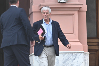 Buenos Aires, Argentina.- En las fotos tomadas el 14 de diciembre del 2023, el Ministro de Justicia Mariano Cúneo Libarona, tras la reunión de gabinete encabezada por el presidente Javier Milei en la Casa de Gobierno, la cuarta que preside desde que asumió el domingo. Mientras el ministro de Economía, Luis Caputo, anunció el paquete de medidas económicas y dio definiciones sobre Ganancias, jubilaciones, inflación, FMI y tarifas.