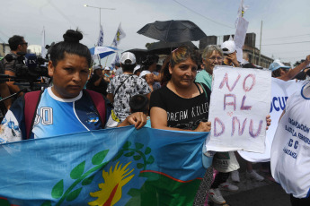 Buenos Aires, Argentina.- En las fotos tomadas el 28 de diciembre del 2023, un grupo de organizaciones sociales realizan una protesta con un corte parcial de la ruta 3, en el partido bonaerense de La Matanza, en rechazo al decreto de necesidad y urgencia (DNU) 70/2023 de desregulación de la economía.