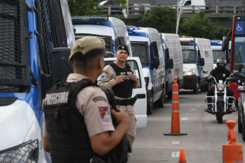 Buenos Aires, Argentina.- En las fotos tomadas el 20 de diciembre del 2023, miembros de las Fuerzas de Seguridad son desplegados en las calles de Buenos Aires en el marco de la jornada en la que está prevista una movilización desde el Congreso hacia la Plaza de Mayo. Unidad Piquetera, Polo Obrero y varios movimientos de izquierda y organizaciones sindicales realizan este miércoles la primera movilización contra el Gobierno del presidente de Argentina, Javier Milei, en rechazo a las medidas económicas anunciadas por el ministro de Economía, Luis Caputo, y al protocolo antipiquetes informado por la ministra de Seguridad, Patricia Bullrich.