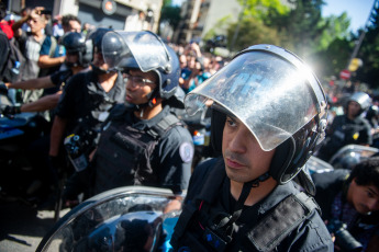 Buenos Aires, Argentina.- En las fotos tomadas el 20 de diciembre del 2023, los movimientos populares y organizaciones sociales de Unidad Piquetera (UP) en la Plaza de Mayo participaron de una jornada "contra el ajuste económico" del gobierno de Javier Milei. La ministra de Seguridad, Patricia Bullrich, informó al finalizar la jornada que tan solo un policía resultó herido en las protestas que congregaron a 3.000 personas. Dos hombres fueron detenidos.