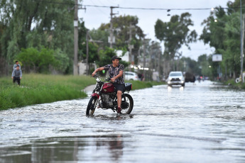 Buenos Aires, Argentina.- En las fotos tomadas el 19 de diciembre del 2023, muestra las calles inundadas por la histórica crecida del Río de la Plata en varias localidades de Buenos Aires. La fuerte crecida de las aguas del Río de la Plata, agravó la situación material de cientos de personas, que sumado al intenso temporal del pasado fin de semana, debieron buscar refugio o recibir asistencia, mientras se realizan operativos de emergencia en los municipios más afectados del conurbano, como Quilmes y Ensenada.