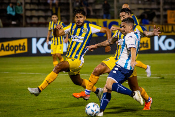 Salta, Argentina.- En las fotos tomadas el 3 de diciembre del 2023, durante el partido entre Rosario Central y Racing Club en el Estadio Padre Ernesto Martearena. Rosario Central se impuso 7 a 6 ante Racing Club por penales, tras el empate 2 a 2 en tiempo regular, y se clasificó a las semifinales del torneo de la Copa de la Liga, instancia en la que se medirá ante River Plate.