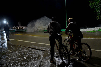 Buenos Aires, Argentina.- En las fotos tomadas el 19 de diciembre del 2023, muestra las calles inundadas por la histórica crecida del Río de la Plata en varias localidades de Buenos Aires. La fuerte crecida de las aguas del Río de la Plata, agravó la situación material de cientos de personas, que sumado al intenso temporal del pasado fin de semana, debieron buscar refugio o recibir asistencia, mientras se realizan operativos de emergencia en los municipios más afectados del conurbano, como Quilmes y Ensenada.