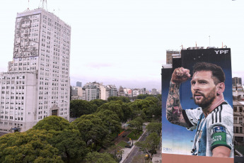 Buenos Aires, Argentina.- En las fotos tomadas el 20 de diciembre del 2023, muestra un nuevo mural dedicado a Lionel Messi a metros de la 9 de Julio, en el microcentro de Buenos Aires. El mural de 35 metros de alto por 15 de ancho, fue realizado por el artista Martín Ron y captura a Lionel Messi tras convertir el primer gol en el partido contra México, cita clave para su consagración en el Mundial de Qatar, con motivo del primer aniversario de la conquista de la Copa del Mundo.