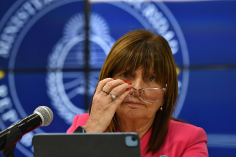 Buenos Aires, Argentina.- En las fotos tomadas el 14 de diciembre del 2023, la Ministra de seguridad, Patricia Bullrich, presentó un protocolo para asegurar la libre circulación frente a piquetes o bloqueos. Manifestaciones que corten la circulación tendrán "consecuencias", "quienes realicen destrozos o vandalismos en las protestas deberán pagar por ellos. Se les enviará la factura a las organizaciones o individuos responsables", afirmó la ministra. El anuncio llega en el cuarto día del gobierno de Javier Milei.