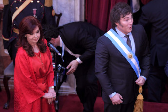 Buenos Aires.- Foto tomada el 10 de diciembre de 2023, jura de Javier Milei en el Congreso. Milei afirmó que "hoy comienza una nueva era en la Argentina" y "damos por terminada una larga y triste historia de decadencia y declive, y comenzamos el camino de reconstrucción de nuestro país" desde las escalinatas del Congreso nacional, acompañado por la vicepresidenta Victoria Villarruel, sus funcionarios designados e integrantes de las delegaciones extranjeras, entre ellos el presidente de Ucrania, Volodimir Zelenski.