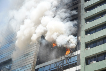 Buenos Aires, Argentina.- En las fotos tomadas el 12 de diciembre del 2023, cuerpos de bomberos combaten las llamas de un incendio que se desató en dos pisos de un edificio lindero a la sede de la Secretaría de Trabajo, Empleo y Seguridad Social, en Buenos Aires. Falleció una mujer y más de ochenta personas tuvieron que ser evacuadas y atendidas por el SAME por el feroz incendio. Los primeros datos de la investigación arrojaron que el edificio no contaba con conexión de gas, por lo que el inicio del incendio pudo ser por un desperfecto eléctrico.