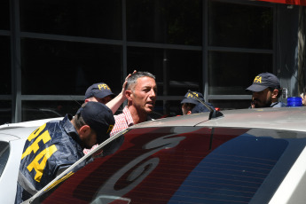 Buenos Aires, Argentina.- In the photos taken on December 12, 2023, police captured Gastón Mercanzini, the man accused of having thrown a bottle at President Javier Milei during the inauguration ceremony that passed inches from his face and killed him. hitting a custodian. Mercanzini may be accused of the crimes of public intimidation or attack against authority, in addition to the minor injuries suffered by the police officer who was part of the presidential custody and suffered a cut.