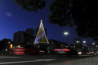 Buenos Aires, Argentina.- En las fotos tomadas el 11 de diciembre del 2024, la Ciudad de Buenos Aires encendió con luces LED y árboles navideños por las fiestas. Las luces de 16 árboles de Navidad y de las guirnaldas con focos sustentables que fueron colocadas para adornar la Ciudad de Buenos Aires en distintos barios fueron encendidas para iniciar los festejos navideños y del Fin de Año que se avecina.