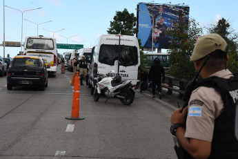 Buenos Aires, Argentina.- En las fotos tomadas el 20 de diciembre del 2023, miembros de las Fuerzas de Seguridad son desplegados en las calles de Buenos Aires en el marco de la jornada en la que está prevista una movilización desde el Congreso hacia la Plaza de Mayo. Unidad Piquetera, Polo Obrero y varios movimientos de izquierda y organizaciones sindicales realizan este miércoles la primera movilización contra el Gobierno del presidente de Argentina, Javier Milei, en rechazo a las medidas económicas anunciadas por el ministro de Economía, Luis Caputo, y al protocolo antipiquetes informado por la ministra de Seguridad, Patricia Bullrich.