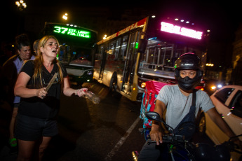 Buenos Aires, Argentina.- En las fotos tomadas el 27 de diciembre del 2023, vecinos autoconvocados se manifestaron frente al Congreso de la Nación y en diversos puntos del país contra las medidas del Gobierno Nacional, específicamente el megaproyecto de ley presentado este miércoles por el presidente Javier Milei, que pide al Congreso declarar la emergencia pública en materia económica, financiera, fiscal, previsional, de seguridad, defensa, tarifaria, energética, sanitaria, administrativa y social hasta el 31 de diciembre de 2025.