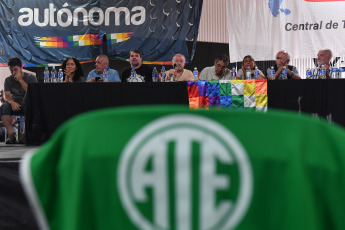 Buenos Aires, Argentina.- En las fotos tomadas el 29 de diciembre del 2023, la Confederación General del Trabajo (CGT) de Argentina, confirmó que prepara una tercera gran manifestación en contra de las políticas que busca implementar el Gobierno de Javier Milei y el primer paro nacional. Previo a la huelga, realizarán una asamblea con las delegaciones de las ciudades del interior del país para definir su alcance. Este viernes 29 de diciembre, las farmacias del país no venderán medicamentos como protesta contra la gestión del nuevo mandatario.