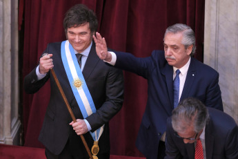 Buenos Aires.- Foto tomada el 10 de diciembre de 2023, jura de Javier Milei en el Congreso. Milei afirmó que "hoy comienza una nueva era en la Argentina" y "damos por terminada una larga y triste historia de decadencia y declive, y comenzamos el camino de reconstrucción de nuestro país" desde las escalinatas del Congreso nacional, acompañado por la vicepresidenta Victoria Villarruel, sus funcionarios designados e integrantes de las delegaciones extranjeras, entre ellos el presidente de Ucrania, Volodimir Zelenski.