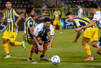 Salta, Argentina.- In the photos taken on December 3, 2023, during the match between Rosario Central and Racing Club at the Padre Ernesto Martearena Stadium. Rosario Central won 7-6 against Racing Club on penalties, after a 2-2 draw in regular time, and qualified for the semifinals of the League Cup tournament, where they will face River Plate.