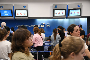 Buenos Aires, Argentina.- En las fotos tomadas el 17 de diciembre del 2023, el aeroparque metropolitano Jorge Newbery volvió a operar luego de haber estado cerrado a raíz de las consecuencias provocadas por el temporal en la ciudad de Buenos Aires y sus alrededores. Decenas de vuelos fueron cancelados y demorados tanto en el Aeropuerto internacional de Ezeiza como en el Aeroparque Metropolitano Jorge Newbery.