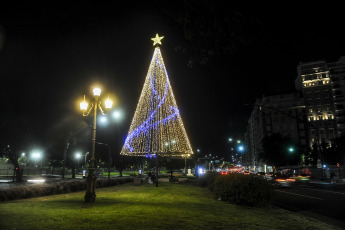 Buenos Aires, Argentina.- En las fotos tomadas el 11 de diciembre del 2024, la Ciudad de Buenos Aires encendió con luces LED y árboles navideños por las fiestas. Las luces de 16 árboles de Navidad y de las guirnaldas con focos sustentables que fueron colocadas para adornar la Ciudad de Buenos Aires en distintos barios fueron encendidas para iniciar los festejos navideños y del Fin de Año que se avecina.