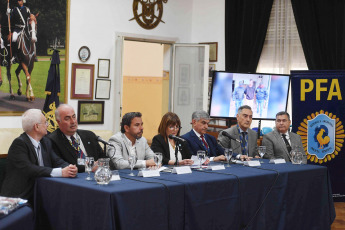 Rosario, Argentina.- En las fotos tomadas el 26 de diciembre del 2023, la ministra de Seguridad de la Nación, Patricia Bullrich (centro), brindó una conferencia de prensa sobre la investigación policial de la organización delictiva que operaba en las ciudades de Rosario y San Nicolás. Bullrich, dió detalles sobre la “peor banda de secuestradores de los últimos diez años” que había operado en Rosario y las zonas cercanas a esa ciudad golpeada por la violencia. La funcionaria nacional, se mostró satisfecha con el arresto de los integrantes de esa organización delictiva.