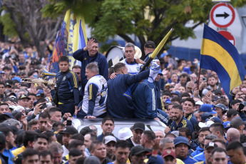 Buenos Aires, Argentina.- En las fotos tomadas el 3 de diciembre del 2023, el actual vicepresidente segundo, candidato a presidente e ídolo "xeneize", Juan Román Riquelme, encabezó una manifestación de hinchas y socios de Boca para protestar por la decisión judicial de suspender las elecciones para elegir la directiva del club xeneize, que todavía no tienen fecha de realización.