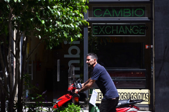 Buenos Aires, Argentina.- En las fotos tomadas el 11 de diciembre del 2023, muestra casas de cambios en Buenos Aires durante el primer día de gobierno de Javier Milei. El Banco Central (BCRA) decidió aplicar este lunes (11) la “regla de conformidad previa” para todas las compras de dólares que se cursan a través del mercado único y libre de cambios. En los hechos, la medida intenta parar a cero las operaciones en el día, con el objetivo de dar tiempo a las nuevas autoridades a asumir sus cargos y ponerse en funciones.