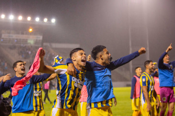 Salta, Argentina.- En las fotos tomadas el 3 de diciembre del 2023, durante el partido entre Rosario Central y Racing Club en el Estadio Padre Ernesto Martearena. Rosario Central se impuso 7 a 6 ante Racing Club por penales, tras el empate 2 a 2 en tiempo regular, y se clasificó a las semifinales del torneo de la Copa de la Liga, instancia en la que se medirá ante River Plate.