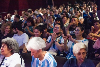 Buenos Aires, Argentina.- En las fotos tomadas el 22 de diciembre del 2023, las personas asisten al cine Gaumont para ver “México 71”, un documental que reconstruye y relata los inicios del fútbol femenino argentino que cuenta con testimonios de gran parte de la primera selección que fue a un mundial femenino de futbol y quienes se interesaron en su historia.