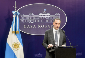 Buenos Aires, Argentina.- En las fotos tomadas el 26 de diciembre del 2023, el vocero presidencial Manuel Adorni brinda una conferencia de prensa en Buenos Aires, Argentina. La jornada de este martes, no solo se enfoca en la reactivación de las actividades gubernamentales, sino que también destaca por la publicación en el Boletín Oficial de un decreto que pone en revisión cerca de 7.000 contratos de empleados públicos firmados durante 2023. La norma, además de no renovar los contratos iniciados en 2023, abre un período de evaluación de 90 días para el resto de los contratados.